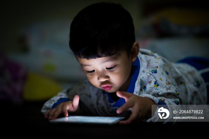 children play games on a smartphone at night