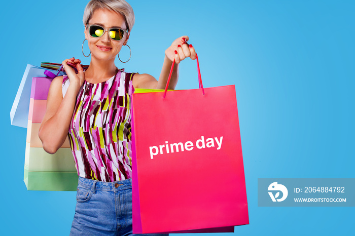 黑色星期五假期，购物妇女拿着蓝色背景的彩色袋子。夏季购物