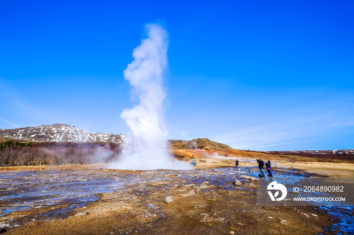 冰岛黄金圈Strokkur geysir火山喷发