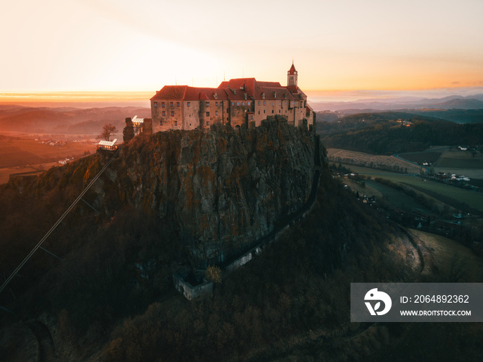 日落期间奥地利施蒂利亚的里格斯堡城堡鸟瞰图