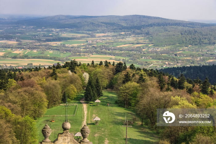 Panorama Gór Świętokrzyskich rozpościerająca się z wieży widokowej bazyliki Świętego Krzyża