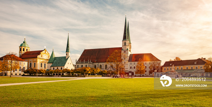 Ansicht von Altötting im Herbst