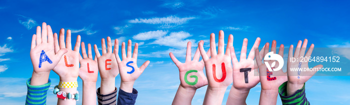孩子们动手建造五颜六色的德语单词Alles Gute意味着最好的祝福。蓝天作为背景