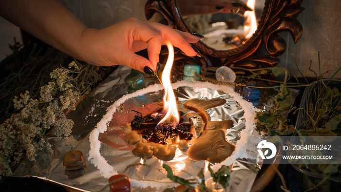 清洁人的蜡烛，魔法仪式和蜡铸造，能量清洁。现代巫师祭坛