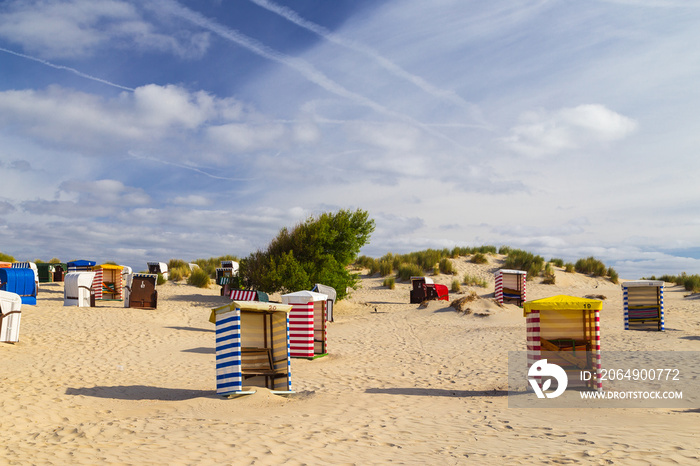 Strandkörbe am Strand von Insel Borkum.