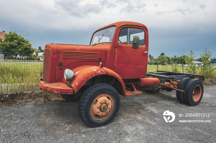 Rostendes Wrack eines 50er jahre Lastkraftwagen -Oldtimer LKW