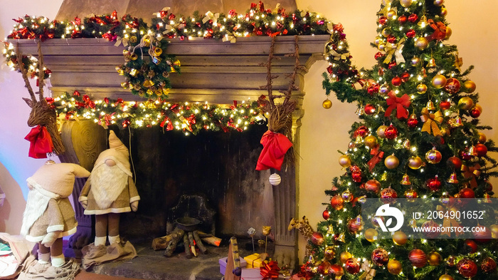 Splendido caminetto con decorazioni e albero di natale