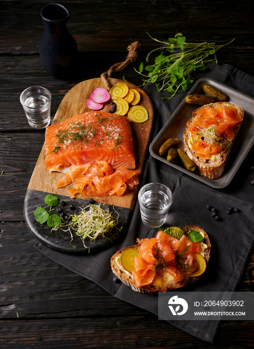 伏特加和杜松子gravlax