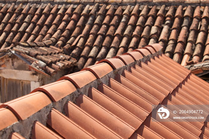 Roof concept with new and old roof tiles