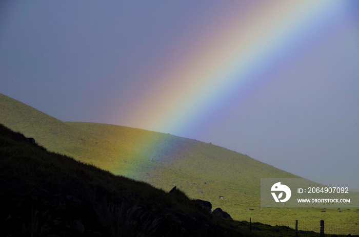 彩虹越过科哈拉山顶，有山丘的轮廓和阴影