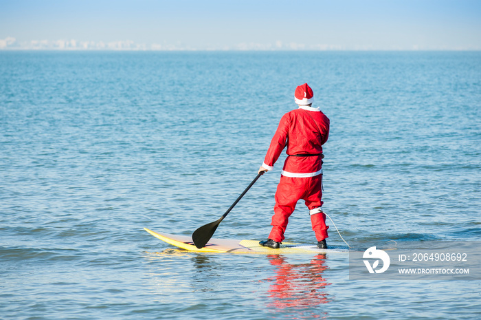 Babbo Natale che pratica il sup