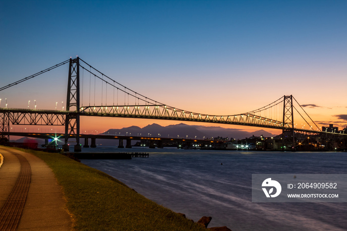 crepúsculo na cidade de Florianópolis ao fundo a Ponte Hercílio Luz   Florianopolis  Santa Catarina 