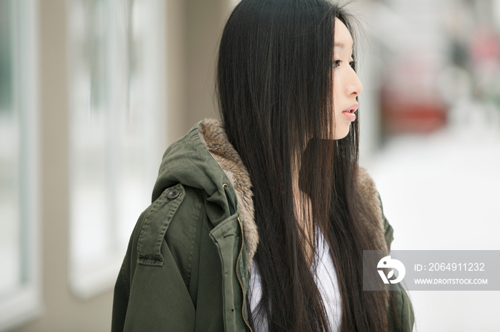 年轻的亚洲女人在城市里散步