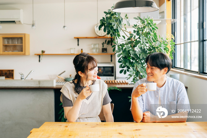 おしゃれ空間でコーヒーを飲む男女