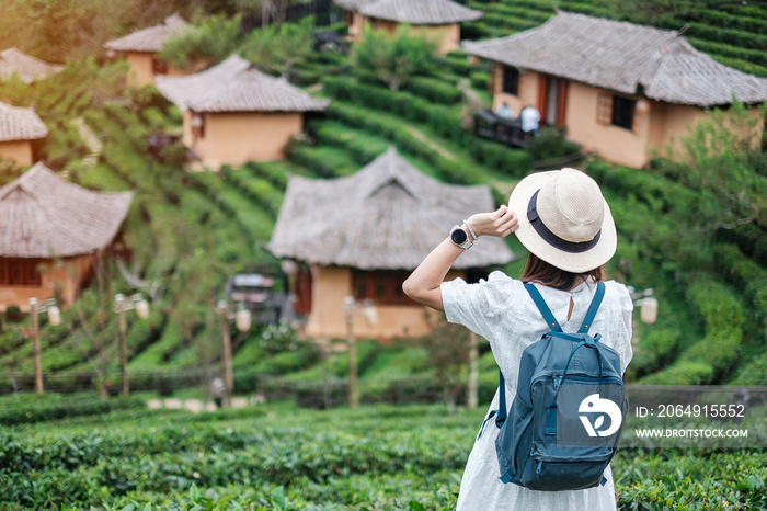 穿着白色连衣裙的快乐旅游女性享受美丽的茶园。游客在Ban Rak Thai vill参观