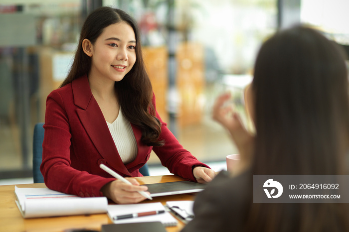 商业女性在求职面试中面试女性候选人。人力资源。