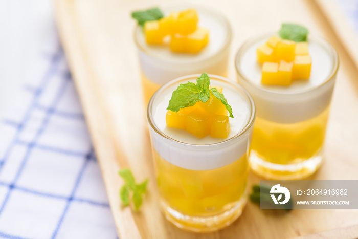 泰国甜点芒果布丁，成熟的芒果蘸琼脂，椰奶果冻放在玻璃糖霜上