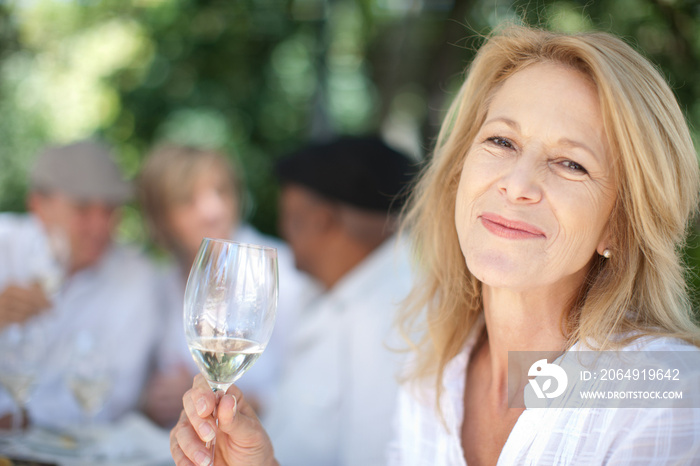 老年妇女在户外饮酒