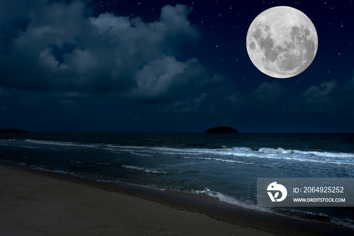 夜晚海上的满月。