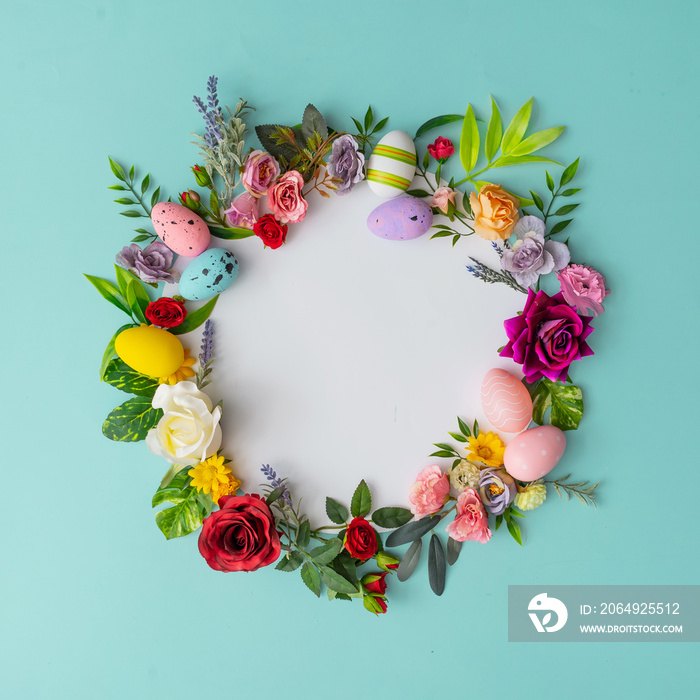 复活节花环由五颜六色的春花、树叶和复活节彩蛋制成。自然圆形框架布局wi