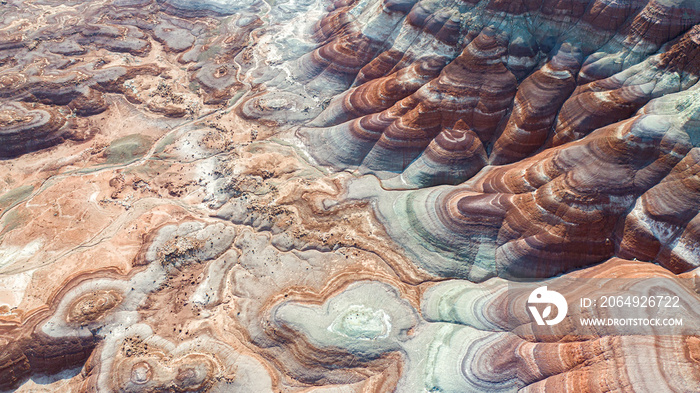 俯瞰犹他州的山脉，看起来像是来自火星。这些圆形岩层