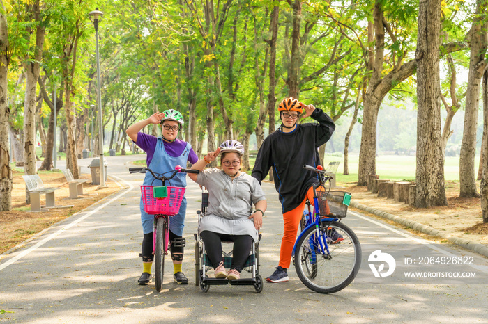一群患有唐氏综合症的亚洲朋友骑自行车和轮椅