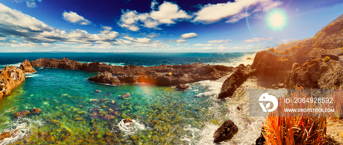 Paisaje de acantilado y mar.Playas  y lugares idílicos de las islas canarias,Tenerife.