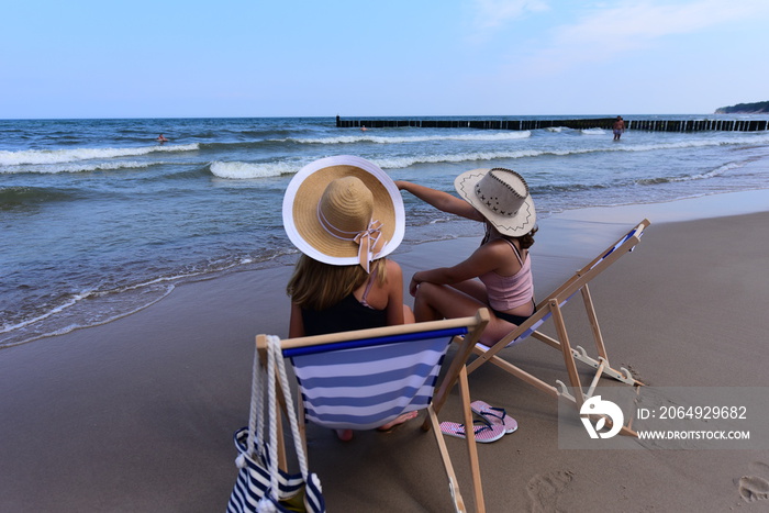 Summer camp. Wakacje nad morzem na plaży rozmowy koleżeńskie