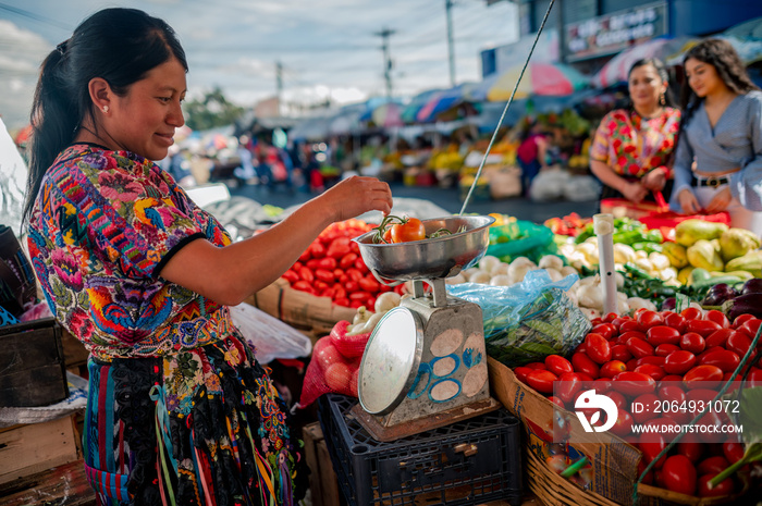 Mercado guatemalteco con personas indigenas.