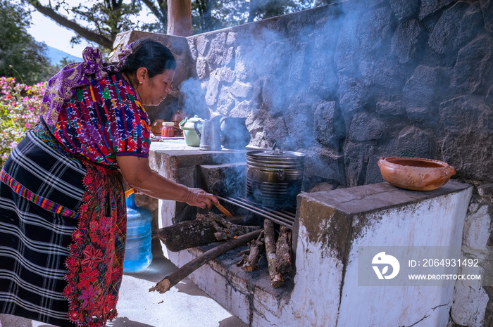 Mujer Latina cocinando con leña. Mujer indigena del area rural.