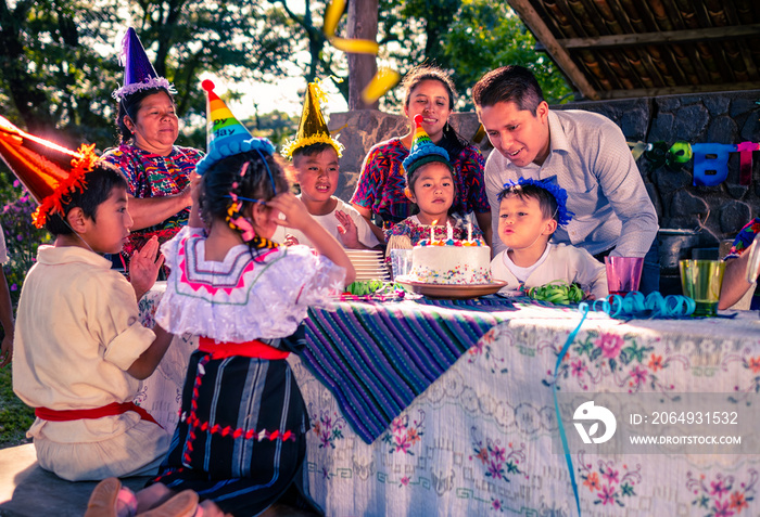 Familia celebrando la fiesta cumpleaños en el parque.  Padre celebra el cumpleaños de su pequeño hij