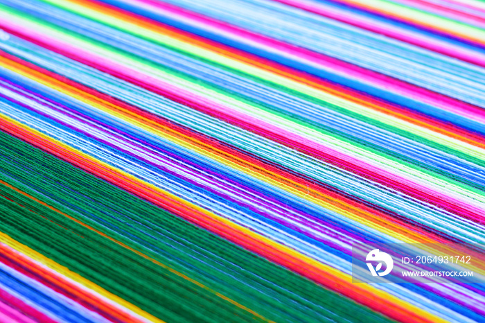 许多美丽多彩的丝线。