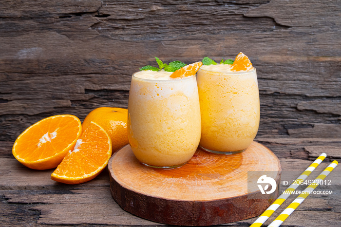 橙汁奶昔和绿色猕猴桃汁，装在杯子里喝，健康美味，减肥
