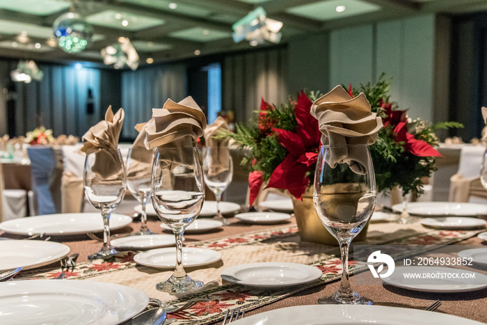 mesa navideña, con nochebuena, copas y manteles de fiesta