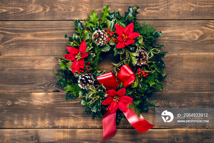 令人惊叹的圣诞花环，木制背景上有红色大蝴蝶结，圣诞节庆祝概念