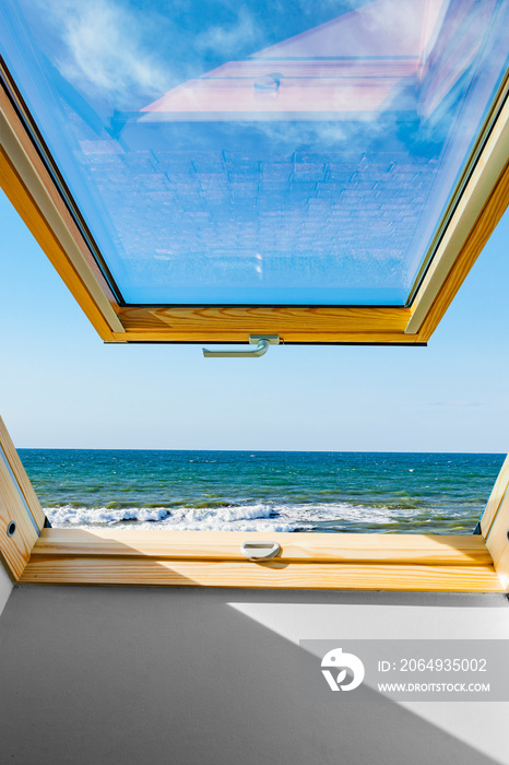 Dachfenster mit Meerblick