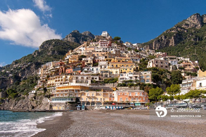 Blick auf den Strand und die Häuser von Positano an der Amalfiküste in Kampanien, Italien