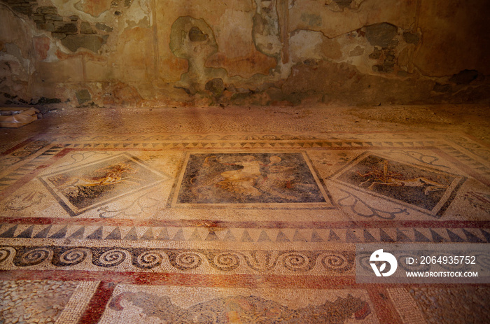 Antike und historische Tempel Ruinen mit Säulen und Mauern auf Museum Insel Ausgrabungsstätte Delos 