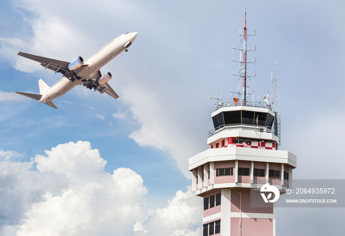 国际机场空中交通管制塔，客机在蓝色sk上起飞