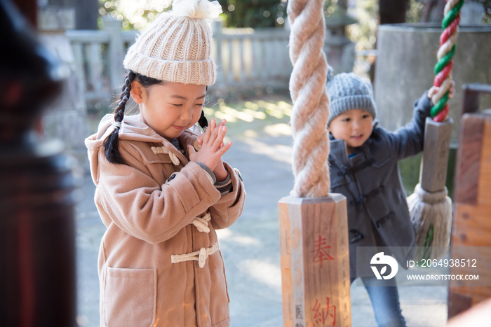 初詣をする子供