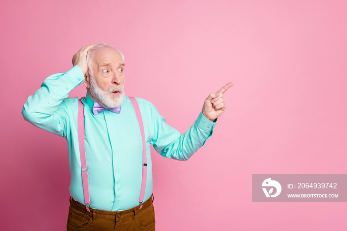 酷炫时尚造型的照片老年男子张开嘴表示手指空置，显示疯狂销售