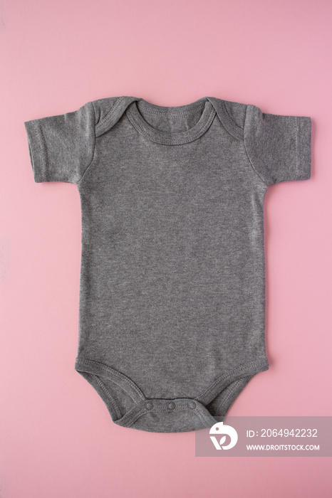 粉色背景上的灰色婴儿连体衣模型-空白婴儿服装模型