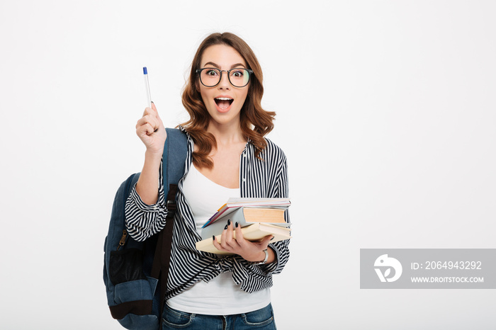 一个带着背包兴奋的休闲女学生的肖像