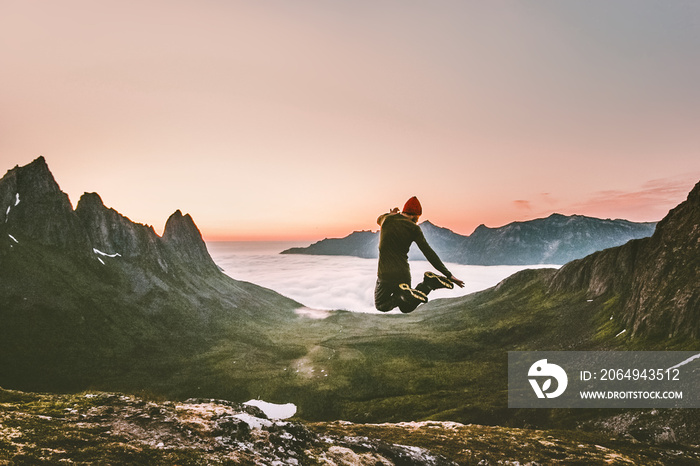 快乐男人跳户外旅行生活方式冒险概念在挪威日落山积极度假