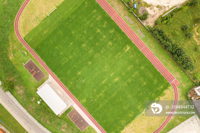 红色跑道和绿色草地足球场的体育场鸟瞰图