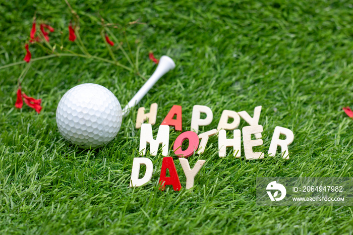 祝高尔夫球手标志和绿草上的高尔夫球母亲节快乐