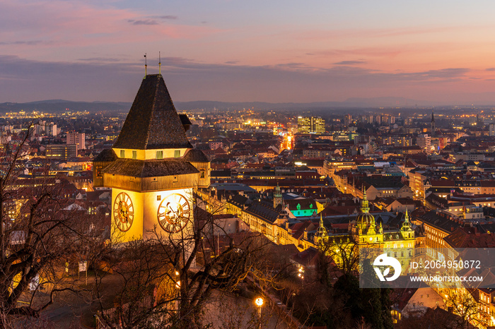 格拉茨的Weihnachten-Uhrtum und Ratshaus，Blick vom Schlossberg bei Sonnenuntergang