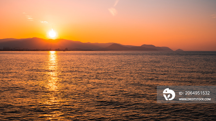 【香川県】水平線が見える夕方の海　瀬戸内海