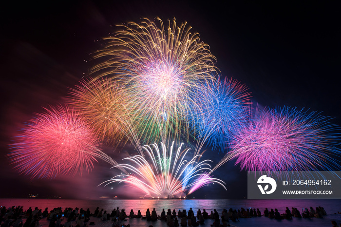 日本で一番大きなびわ湖で行われる花火大会。　