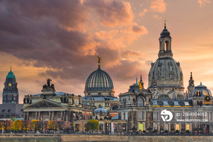 Dresden Frauenkirche Abendhimmel Sonnenaufgang Theaterplatz Zwinger kronentor Elbe Schlossplatz Frau